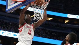 ▲火箭中鋒卡佩拉（Clint Capela）灌籃傷拇指，至少得休4-6週。（圖／翻攝自推特）