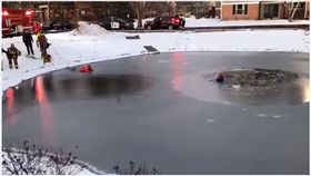 零下11度低溫跌落冰湖！美男童臨危不亂　消防隊協助脫困（圖／翻攝自Naperville Fire Dep.臉書）