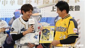 林威助和王溢正抽球員卡。（圖／記者王怡翔攝影）