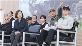 蔡總統慰勉花蓮地區部隊（1）總統蔡英文（前左2）15日到「陸軍花東防衛指揮部戰車營」，慰勉官兵春節期間留守辛勞，並視導戰力整備情況。中央社記者郭日曉攝  108年1月15日