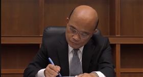 行政院長蘇貞昌上任後批的第一分公文是核定第三期的「太空科技發展計畫」。（圖／蘇貞昌臉書影片截圖）
