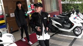 微風女神郭源元與髮型師Manson前往派出所報案並提告妨害名譽（楊忠翰攝 ） 