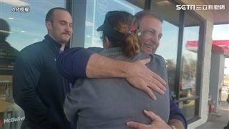 困難時期熟客相助　她哭到不能自己