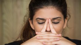 眼皮跳,壓力,失眠,睡眠不足,疲憊,疲勞,頭痛,頭暈,難過,憂鬱,煩惱。（圖／攝影Katemangostar / Freepik）
https://www.freepik.com/free-photo/close-up-of-tired-young-woman-rubbing-nose_1304401.htm