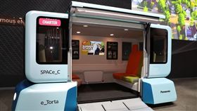 日本也要研發電動車，大打特斯拉最大的特點，就是車廂和底盤都可以換，可以當行動辦公室還能用來載貨，變大變小一車多用。（圖／翻攝自@TopoClandestino推特）