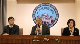 管中閔遭彈劾　監委說明台大校長管中閔過去擔任公職期間在國內兼職，15日遭監察院彈劾，監察委員王幼玲（右）、蔡崇義（左）等人下午召開記者會說明。中央社記者王飛華攝　108年1月15日