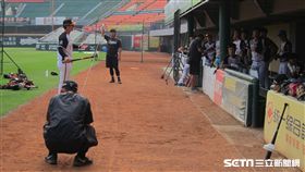 ▲統一獅春訓由打擊教練劉育辰指導新技術。（圖／記者蕭保祥攝影）