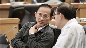 吳瑞北案遭駁　法院：同事關係無需迴避審案台大教授吳瑞北（左）聲請假處分阻準台大校長管中閔上任案遭駁回，合議庭審判長蕭忠仁因在台大兼課、為管的同事而被疑不公。台北高等行政法院發言人5日受訪說，同事關係不構成自行迴避審案理由。圖為吳瑞北5日出席台大校務會議。中央社記者吳翊寧攝　108年1月5日