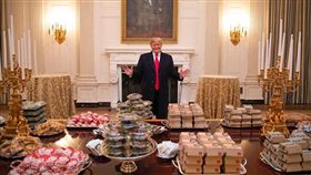 美國史上最漫長的聯邦政府停擺，讓80萬公務員被迫休無薪假，白宮廚師不上班。川普星期一宴請大學足球冠軍球隊時，居然得自掏腰包買最愛的漢堡、薯條，在白宮設宴招待球員們。但是地方公務員狀況才是真正的慘，連漢堡、薯條都沒得吃，要去食物銀行領救濟。（圖／翻攝自@_pooorvi推特）