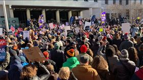 川普坦然面對政府停擺，但地方公務員沒薪水拿，生活開始陷入困境，沒錢付帳單、養小孩，還到食物銀行登記領物資，有的人直接跑到聯邦政府前抗議。冠軍球隊還能進白宮吃漢堡，但80萬公務員生計陷入困難，恐怕不是川普自掏腰包就能解決。（圖／翻攝自@votolatino推特）