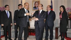 ▲行政院長蘇貞昌與前立法院長、國民黨立委王金平。（圖／記者邱榮吉攝）