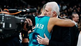 Parker與恩師Popovich深深相擁。（圖／翻攝自馬刺官方推特）