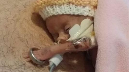 小手穿過戒指變手環…迷你嬰長大了！