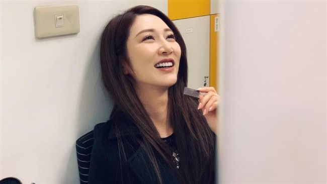 自嘲像親家母！曾莞婷緊身挖胸裝爆動