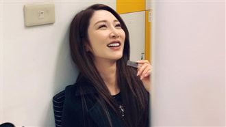 自嘲像親家母！曾莞婷緊身挖胸裝爆動