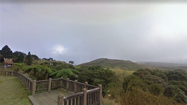 擎天岡湧遊客　「脫罩趴趴走」全被拍