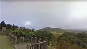 擎天岡湧遊客　「脫罩趴趴走」全被拍