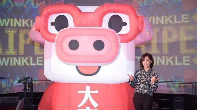 「豬寶」像插頭？學姊代言燈節狂勝