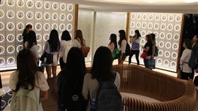 2016年首屆龍巖盃吸引許多學生參觀塔位設計。（圖／龍巖集團提供）