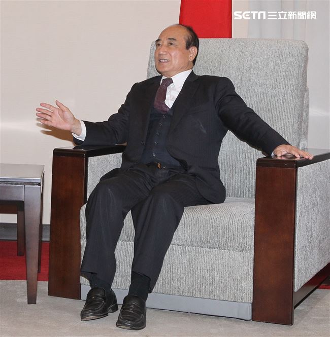 行政院長蘇貞昌展開「立院一日遊」，最後一站拜訪前立法院長、國民黨立委王金平。（記者邱榮吉/攝影）