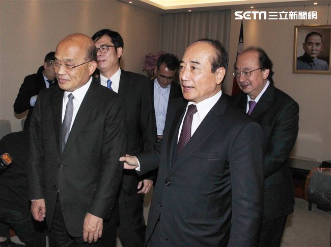 行政院長蘇貞昌展開「立院一日遊」，最後一站拜訪前立法院長、國民黨立委王金平。（記者邱榮吉/攝影）