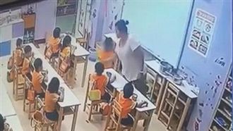 幼兒園師踢幼童踩腳踝　再爆甩童巴掌