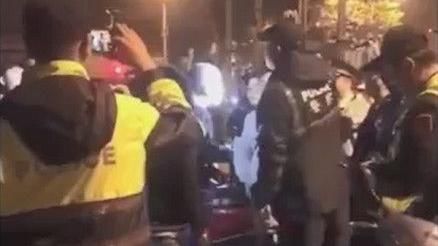 女童疑遭17歲母虐死　百人怒圍警局