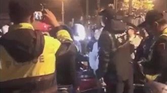 女童疑遭17歲母虐死　百人怒圍警局