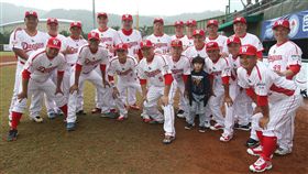 職棒傳奇球星公益賽昔日味全龍隊球員在場中合影留念（資料照／中央社）