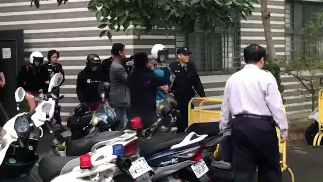 女嬰遭虐奄奄一息　卻繞遠路送醫