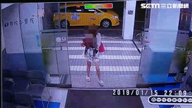 台南17歲薛姓小媽媽拿不求人打死自己女兒送醫畫面（翻攝畫面）