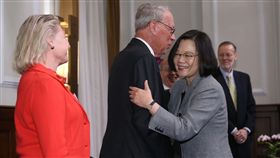 總統擁抱薄瑞光總統蔡英文（前右）30日在總統府接見美國外交政策全國委員會訪問團，與前美國在台協會主席薄瑞光（Raymond Burghardt）（左2）擁抱致意。中央社記者鄭傑文攝　107年11月30日