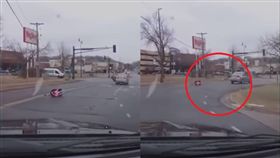 美國小寶寶連安全座椅遭甩出車內／Chad Cheddar Mock臉書