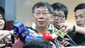 賴清德拋憲改 柯文哲：雙首長制確實怪怪的前行政院長賴清德拋出憲改議題，認為國會議員應該要考慮兼任或擔任內閣部會首長；台北市長柯文哲（中）15日接受媒體聯訪時說，台灣現行的雙首長制度確實「怪怪的」，因為總統有權無責。中央社記者梁珮綺攝  108年1月15日
