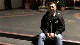 民進黨市議員張志豪摸黑前往市議會登記發言