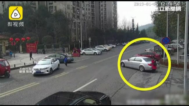 女低頭滑手機挨撞　捲入車底險被輾斃