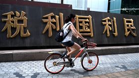 中國個所稅改革首月 新增6千多萬人免納稅中國國家稅務總局11月30日指出，個人所得稅改革後實施首月（10月），大陸個所稅減稅人民幣316億元，有6000多萬稅改前的納稅人，因此不用繳納個所稅。（中新社提供）中央社 107年12月1日