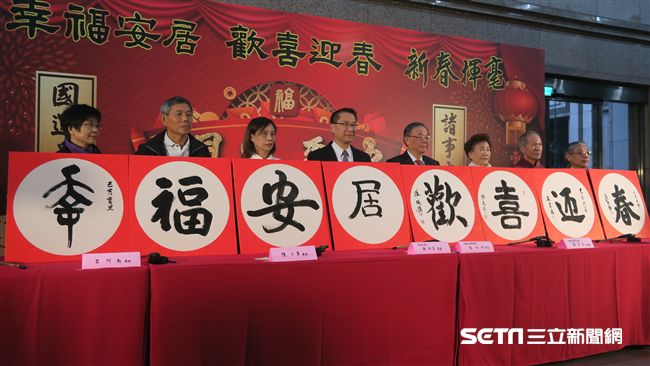 走雞飛狗跳風？　徐國勇揮毫全場笑翻