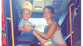 男童生前還不斷哭喊著媽咪，令人心痛。（圖／翻攝自鏡報）