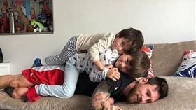 足球／超可愛！梅西曬2萌娃＋巨犬
足球,西甲,巴塞隆納,Lionel Messi
翻攝自Lionel Messi IG