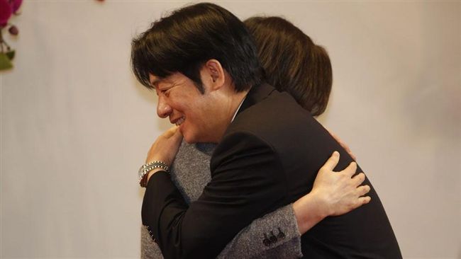 盡在不言中　小英把賴清德「攬牢牢」