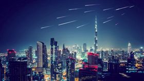 想看流星雨，未來可能不用「看天」賞臉，日本新創企業的研發團隊，將在18日發射可以製作400發人造流星的衛星，只要衛星順利進入軌道，研究團隊就準備用廣島的夜空，進行第一場人造流星雨表演，這個企劃也讓許多日本民眾期待不已，希望能夠親眼見證這個人造奇觀。（圖／翻攝自@ ALE_StarAle推特）