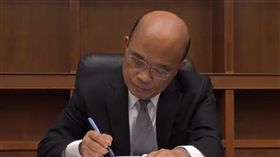 行政院長蘇貞昌上任後批的第一分公文是核定第三期的「太空科技發展計畫」。（圖／蘇貞昌臉書影片截圖）