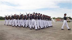 陸軍官校校慶　女學生連接受校閱成嬌點陸軍軍官學校16日舉行黃埔建校94週年校慶，軍樂隊、校旗隊及學生連隊等接受校閱。女學生連一出場，頓時成為全場注目「嬌點」。中央社記者陳朝福攝　107年6月16日