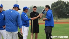 ▲蕭一傑（右2）協助富邦捕手教練古久保健二翻譯。（圖／記者蕭保祥攝影）