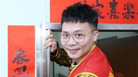 廷廷蕭秉治慰問獨居老人貼春聯（攝影／林士傑）