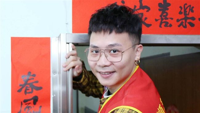 暖男！蕭秉治陪「人瑞爺爺」過好年　
