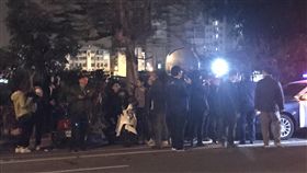 台南虐童案　南檢外民眾聚集關注台南市傳出女童疑似遭虐致死案，許多民眾16日深夜聚集在台南地檢署外關注案情發展及涉案人動向。中央社記者張榮祥攝　108年1月16日
