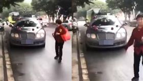 ▲千萬賓利嚴重受損，3車維修費初估破456萬台幣。（圖／微博）