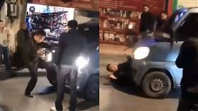 中國男堵路狂踹車，下秒被駕駛重踩油門輾過。（圖／翻攝自YouTube）